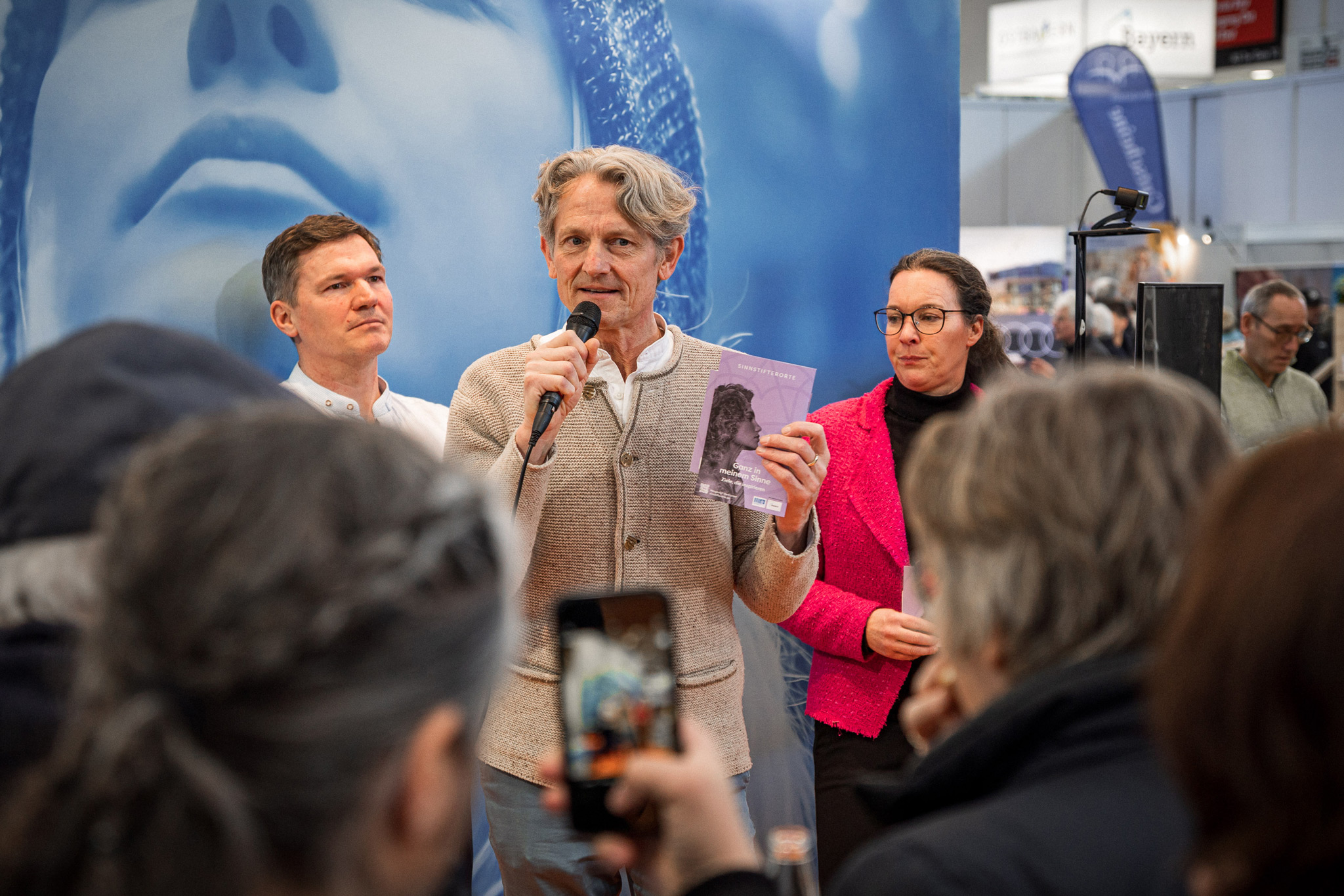 Messestand Tourismusseelsorge mit Besuchern auf der f.re.e München – Eventreportage für Handwerk und Unternehmen
