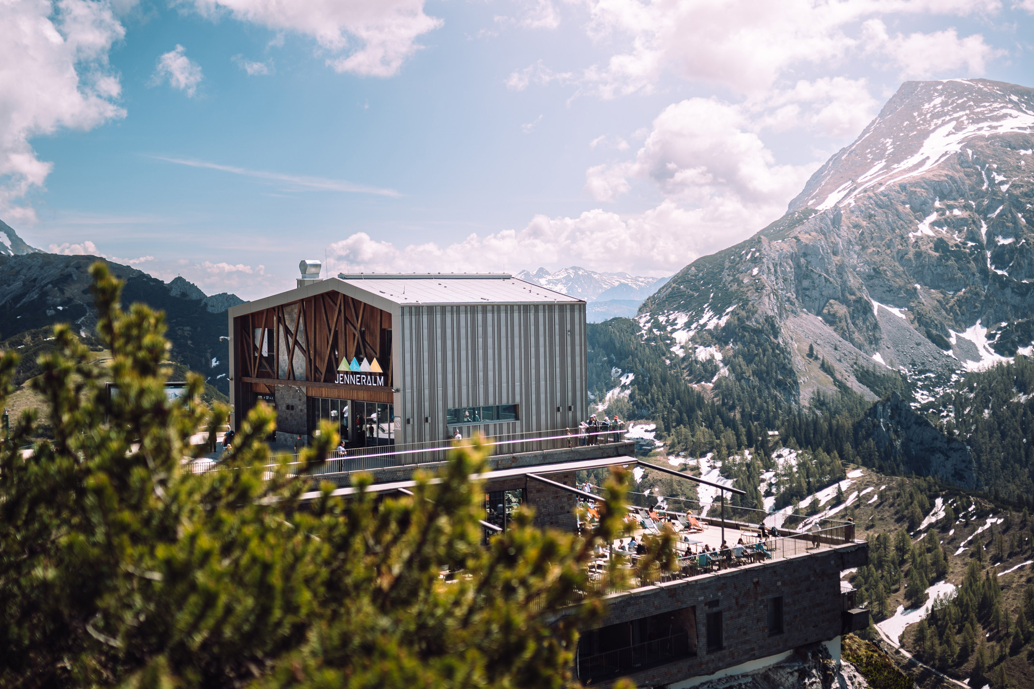 Tourismusfotografie an der Jennerbahn in Berchtesgaden – Bergpanorama und Besucher im Fokus